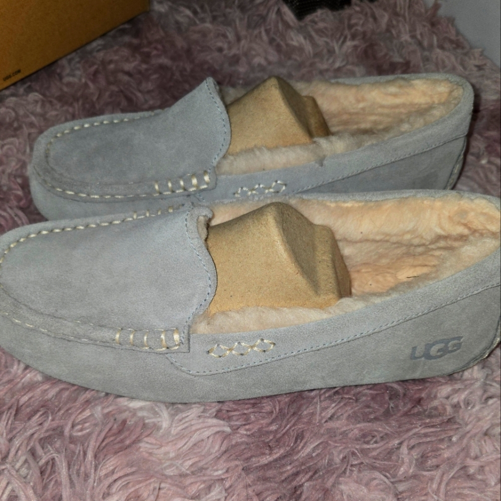 Gently used. Size 9 UGG grey moccasins
